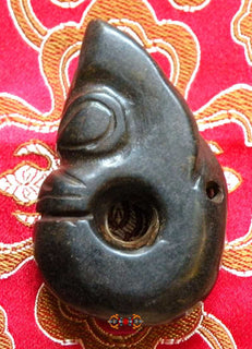 Grosse amulette Tibétaine tokchag en forme de tête de dragon. La Magie du Bouddha.