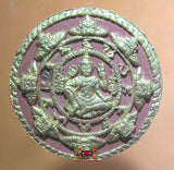 Grande amulette Phra Buddha Chinnaraj / Jathukam Rammathep rouge et or.