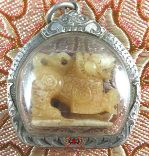 Amulette Singharaj ancienne en os avec reliquaire argent. magiedubouddha