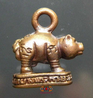 Amulette cochon sacré Paya Moo Thong Mahalap - Très Vénérable LP Pern. La Magie du Bouddha.