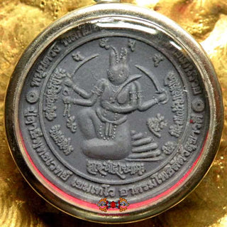 Curieuse amulette protectrice contre les dangers liés à l'élément eau - Vénérable Pu Lersi Puthawet. La Magie du Bouddha.