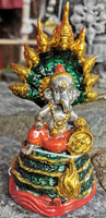Statue de bébé ganesh sous le roi des nâgas. 