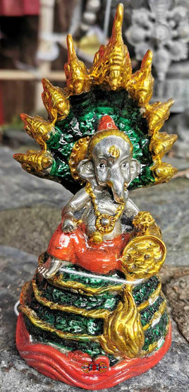 Statue de bébé Ganesh sous le Roi des Nâgas - Temple du Très Vénérable LP Dooh. La Magie du Bouddha.