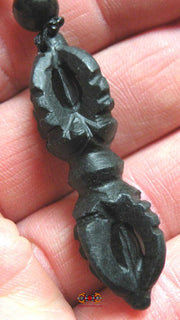 Pendentif dorje en pierre magnétique sculptée. La Magie du Bouddha.
