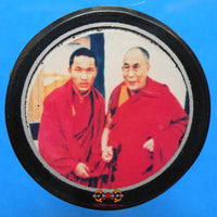 badge du dalai lama avec le karmapa.