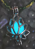 Pendentif lotus avec perle de pierre Chinoise fluorescente Ye Ming Zhu bleue.