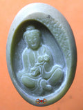 Bouddha au lotus taillé dans un galet en pierre sacrée Chinoise fluorescente Ye Ming Zhu.