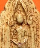 Tablette votive en céramique du Bouddha debout Phra Tawai Neth (Bouddha du dimanche).