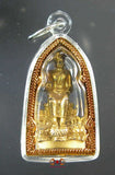 Amulette dorée du Bouddha Maitreya.