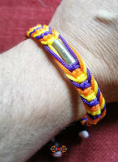 Bracelet bouddhiste Saï Sin multicolore bénit par le Vénérable Ajarn Deng. La Magie du Bouddha.