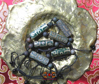 Bracelet Tibétain avec Dzi à neuf yeux. La Magie du Bouddha.