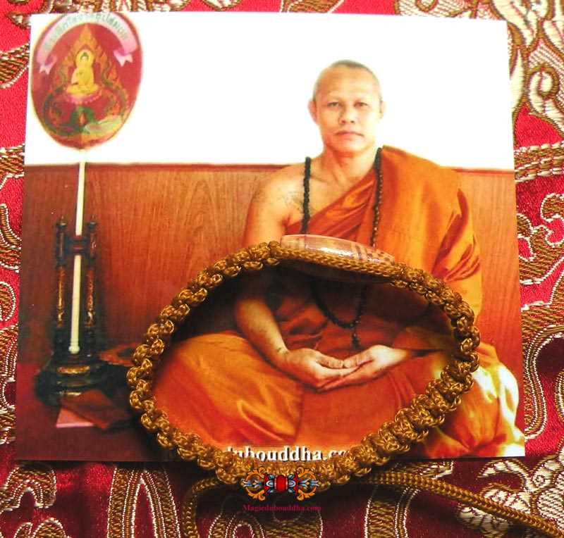 Bracelet bouddhiste bénit par le vénérable ajarn sakorn. 