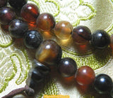 Petit mala tibétain en agate couleur ambrée.