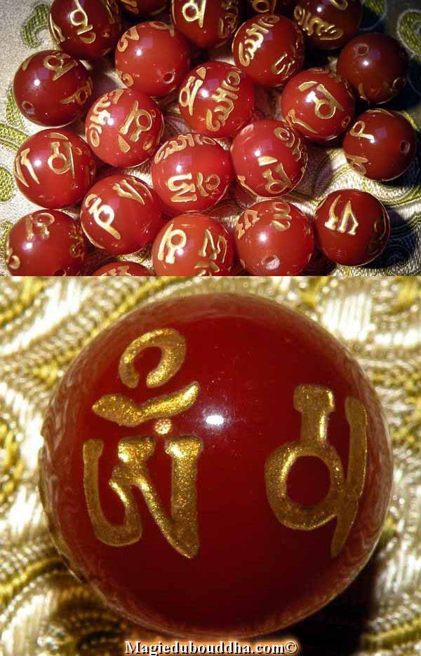 Perle mantra en agate rouge ornée de mantra pour chapelet tibétain.