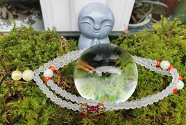 Chapelet Bouddhiste Tibétain en cristal orné de mantra et perles de pierre Chinoise fluorescente Ye Ming Zhu. La Magie du Bouddha.