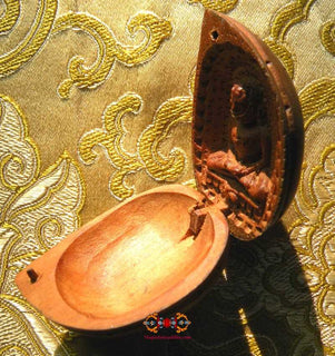 Amulette Bouddha en bois sculpté - Très Vénérable LP Moon. La Magie du Bouddha.
