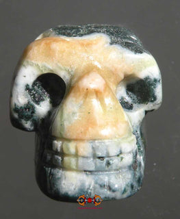 Petit crâne humain taillé dans du jade sombre. magiedubouddha