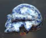 Crâne humain taillé dans de la pierre bleue (sodalithe).