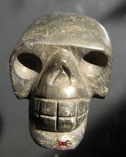 Crâne humain taillé dans de la pyrite. magiedubouddha