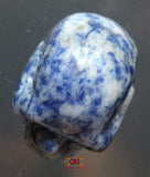 Crâne humain taillé dans de la pierre bleue (sodalithe).