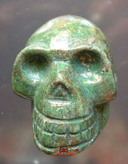 Crâne humain taillé dans de la malachite / pyrite. magiedubouddha
