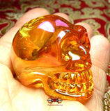 Crâne humain en verre orange.