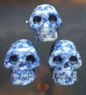 Crâne humain taillé dans de la pierre bleue (sodalithe). magiedubouddha
