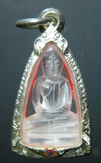 Amulette du Bouddha en cristal de roche (quartz). La Magie du Bouddha.