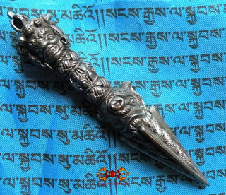 Superbe dague rituelle Tibétaine Phurba en fer forgé. magiedubouddha