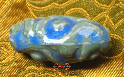 Perle tibétaine en céramique verte et bleue style Dzi. magiedubouddha.com