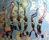 Petit Dzi Tibétain montés sur fil de soie - divers modèles disponibles.