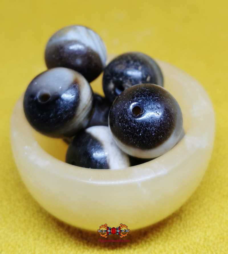 Grosses perles en agate du Tibet.