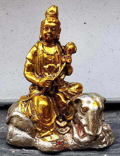 Statuette de Guan Yin sur un éléphant - Temple du Très Vénérable LP Dooh. La Magie du Bouddha.