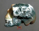 Petit crâne humain taillé dans du jade sombre.