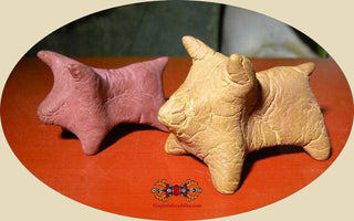 Petites figurines anciennes Kwai Tanoo en terre colorée - Wat Sri Sathong. magiedubouddha