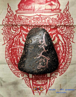 Grosses pépites de minerai de fer magique bleu Lek Namphi. La Magie du Bouddha.