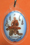 Amulette du très vénérable luang phor pern sur un tigre.