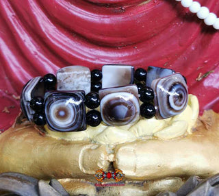 Bracelet Tibétain avec sept gros yeux magiques en agate. La Magie du Bouddha.