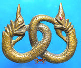 Grands talismans Nâgas et serpents entrelacés du Cambodge.