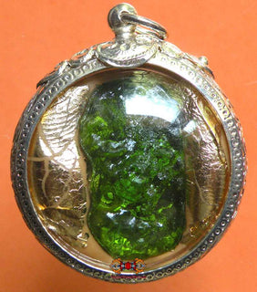 Petites pierres sacrées des Nâgas vertes - billes et pendentifs. La Magie du Bouddha.
