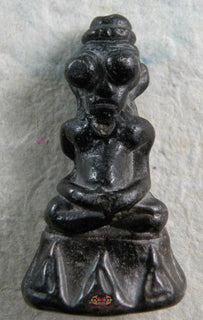 Amulette Thaï Phra Ngang ancienne noire. magiedubouddha