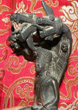 Belle statue ancienne du Bouddha sous le Roi des Nâgas.