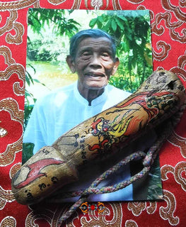 Grands Palat Kick au dragon en bois sacré Mai Chompoo Parntip par le Très Vénérable Ajarn Sané. La Magie du Bouddha.