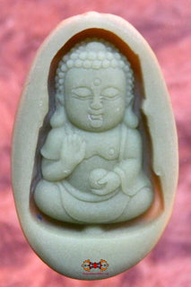 Pendentif galet en pierre fluorescente Bébé Bouddha. magiedubouddha
