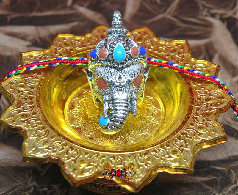 Pendentif précieux du dieu éléphant ganesh.
