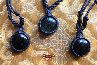 Colliers Thai avec cabochon en verre alchimique - vert et noir. La Magie du Bouddha.