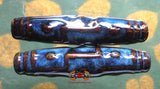 Paire de grandes perles tibétaines en céramique bleue sombre et brune style Dzi.