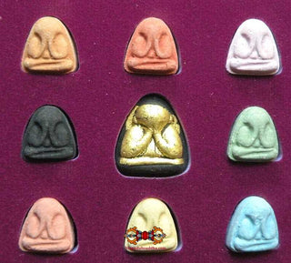 Set de neuf amulettes Phra Pidta multicolores - Vénérable LP Keaw. La Magie du Bouddha.