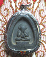 Amulette thai phra pidta noire par le vénérable luang phor thim du wat bowin. 