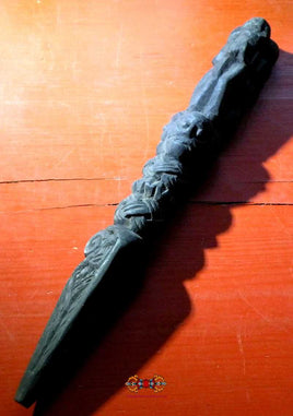 Belle grande dague rituelle Tibétaine Phurba en bois sculpté - Style Tamang. magiedubouddha